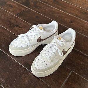 NWT NIKE COURT VISION ALTA
WHITE/ARCHAEO BROWN-LIGHT BONE Size 9 Leopard swoosh